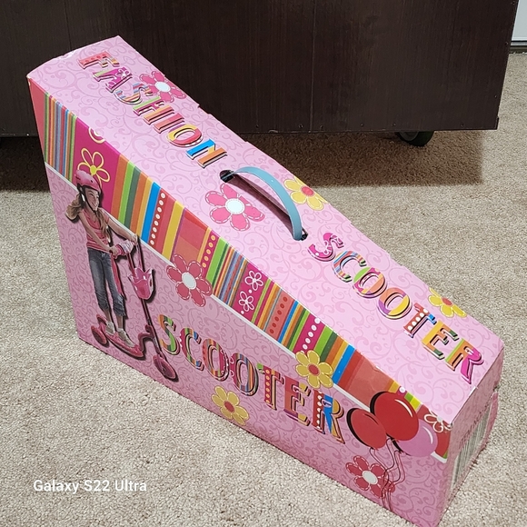 Girl's Scooter NEW - Picture 2 of 3